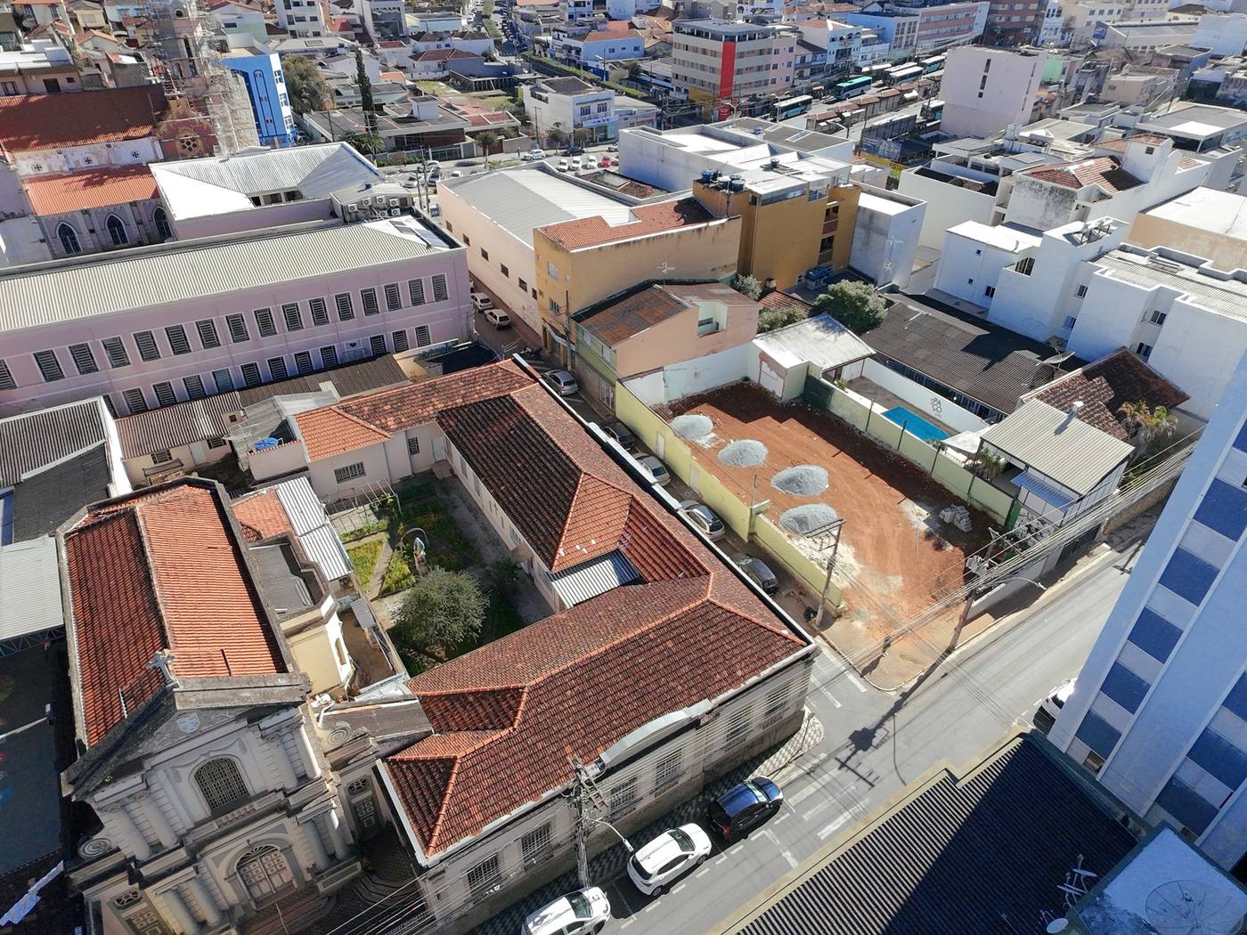 Vista aérea do conjunto e do lote vago a leste, com o empreendimento marcado.
