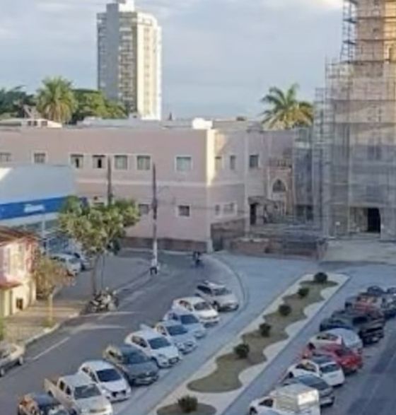 A Praça João Pinheiro e o Santuário do Coração de Maria em obras: a torre da igreja envolvida em andaime e o canteiro central da praça replantado.