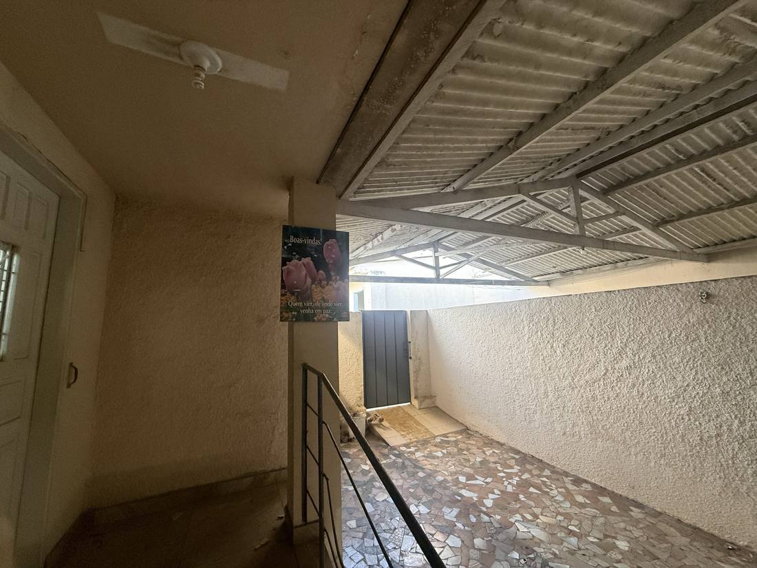 A entrada hoje: corredor coberto, dividido por um corrimão.