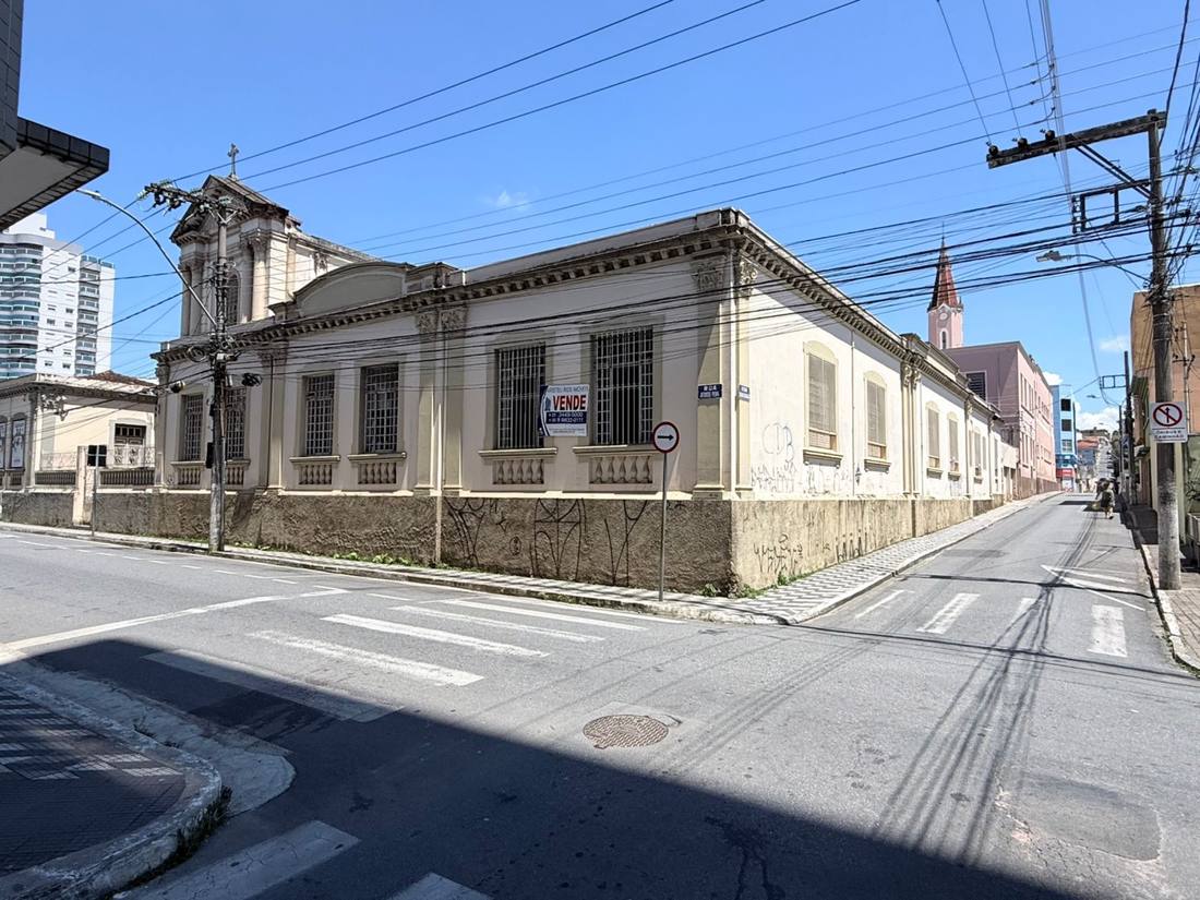 A esquina hoje: fachada suja, pichação no embasamento, fiação aérea.