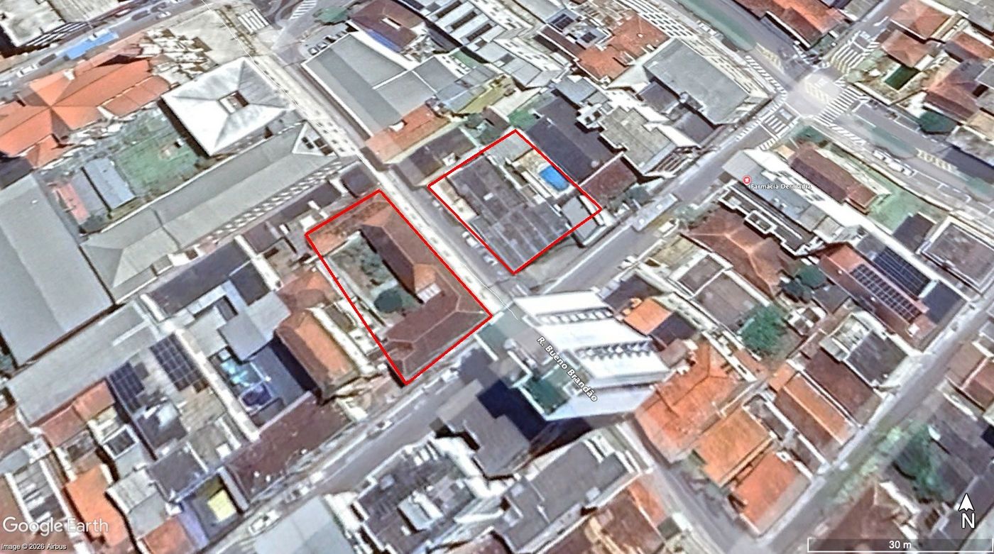Vista aérea do Google Earth com os imóveis demarcados em vermelho, na esquina da Rua Afonso Pena com a Rua Bueno Brandão.