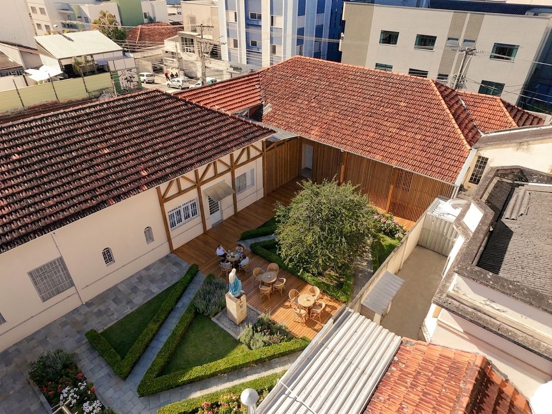 Simulação do pátio restaurado visto de cima, com o claustro coberto e o jardim replantado.