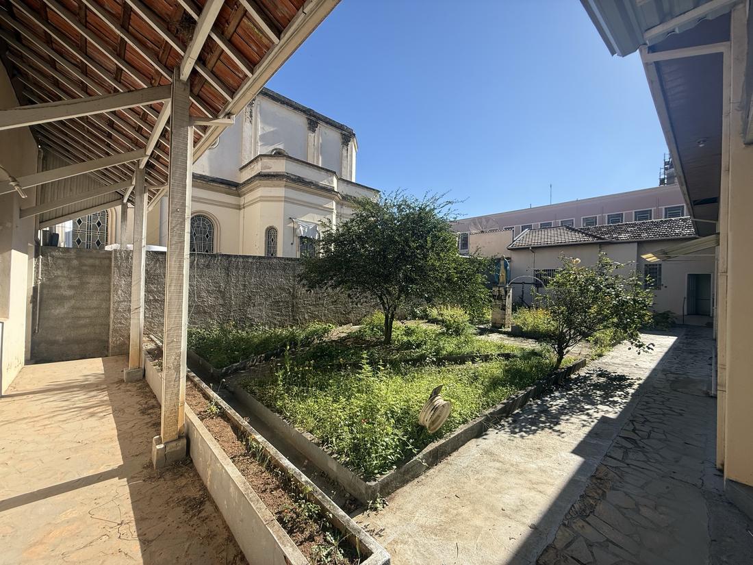 A varanda coberta existente, olhando para o jardim.